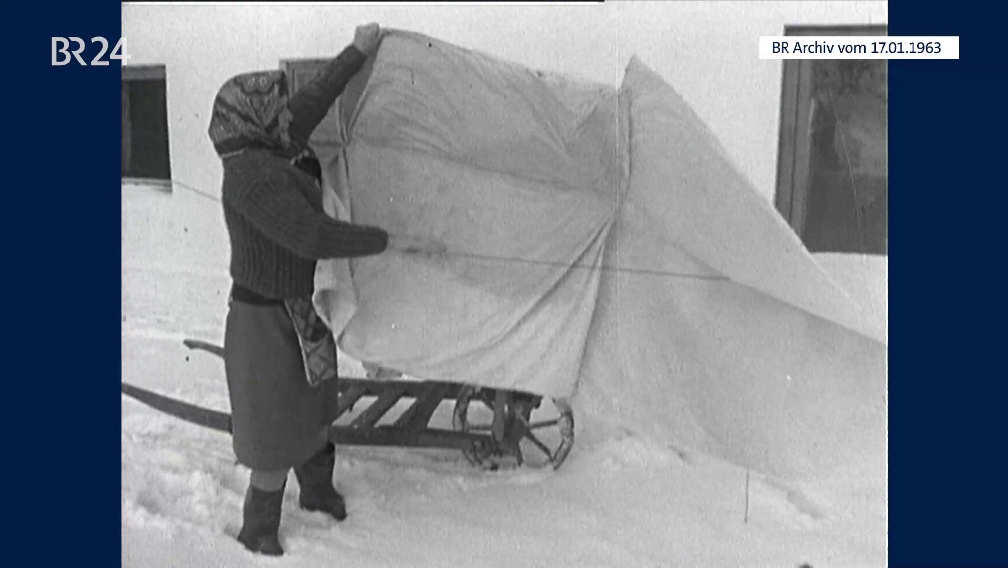 Frau beim Abhängen von gefrorener Wäsche | Bild: BR-Archiv Frau beim Abhängen von gefrorener Wäsche