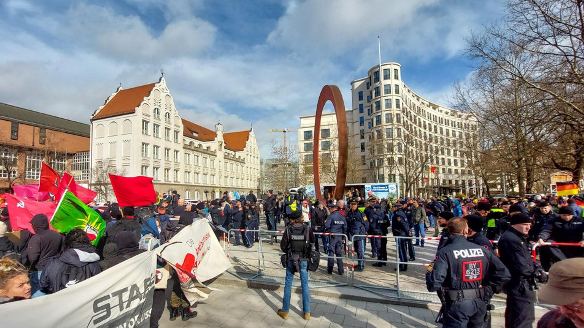 Demo am Alten Botanischen Garten: hinter der Absperrung die AfD, davor Gegner, dazwischen die Polizei.