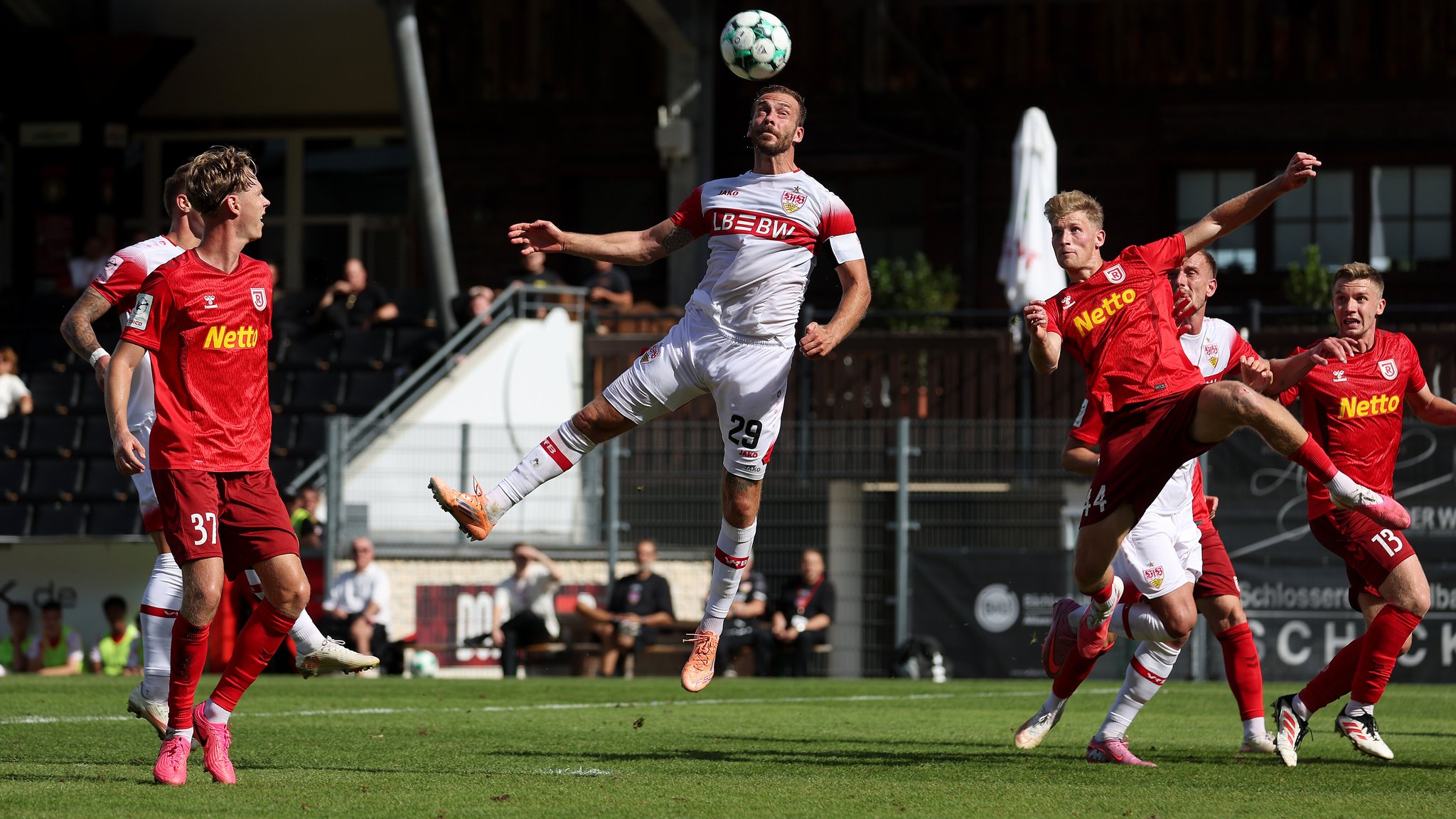 Spielszene VfB Stuttgart II - SSV Jahn Regensburg | Bild: picture-alliance/dpa Spielszene VfB Stuttgart II - SSV Jahn Regensburg