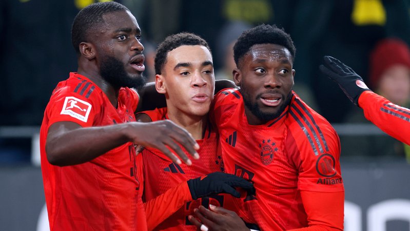 Dayot Upamecano (l.) mit Alphonso Davies (r.) und Jamal Musiala | Bild: picture-alliance/dpa Dayot Upamecano (l.) mit Alphonso Davies (r.) und Jamal Musiala