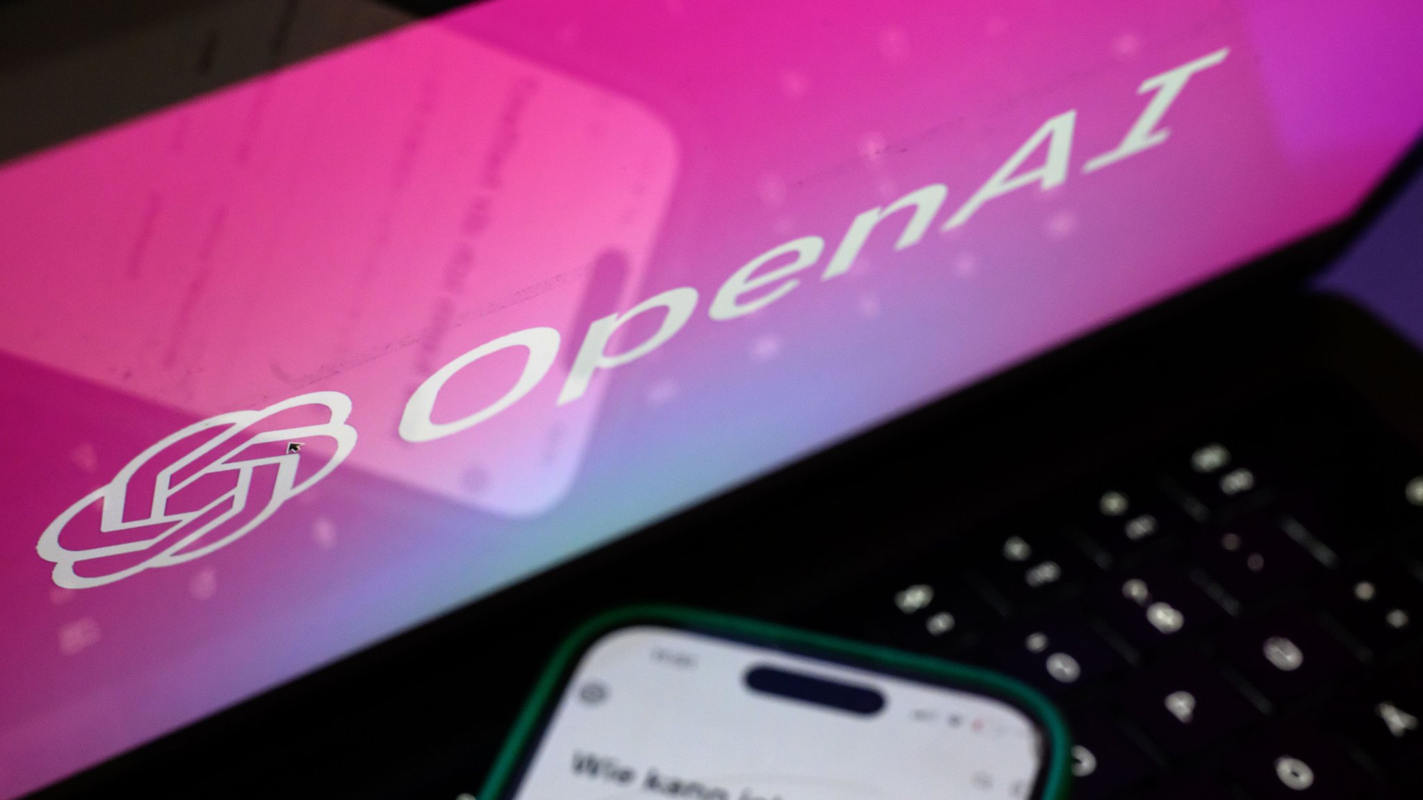 Symbolbild: Das OpenAI-Logo auf einem Notebook-Bildschirm. | Bild: dpa-Bildfunk/Hendrik Schmidt Symbolbild: Das OpenAI-Logo auf einem Notebook-Bildschirm.
