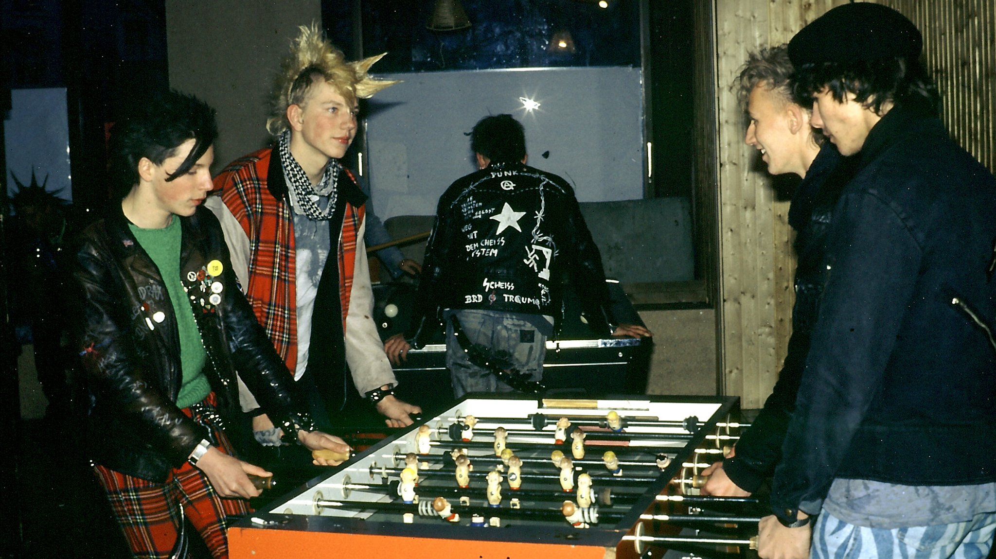 Punks stehen am Kicker im JuZe in Kaufbeuren | Bild: Jugendzentrum Kaufbeuren Punks stehen am Kicker im JuZe in Kaufbeuren
