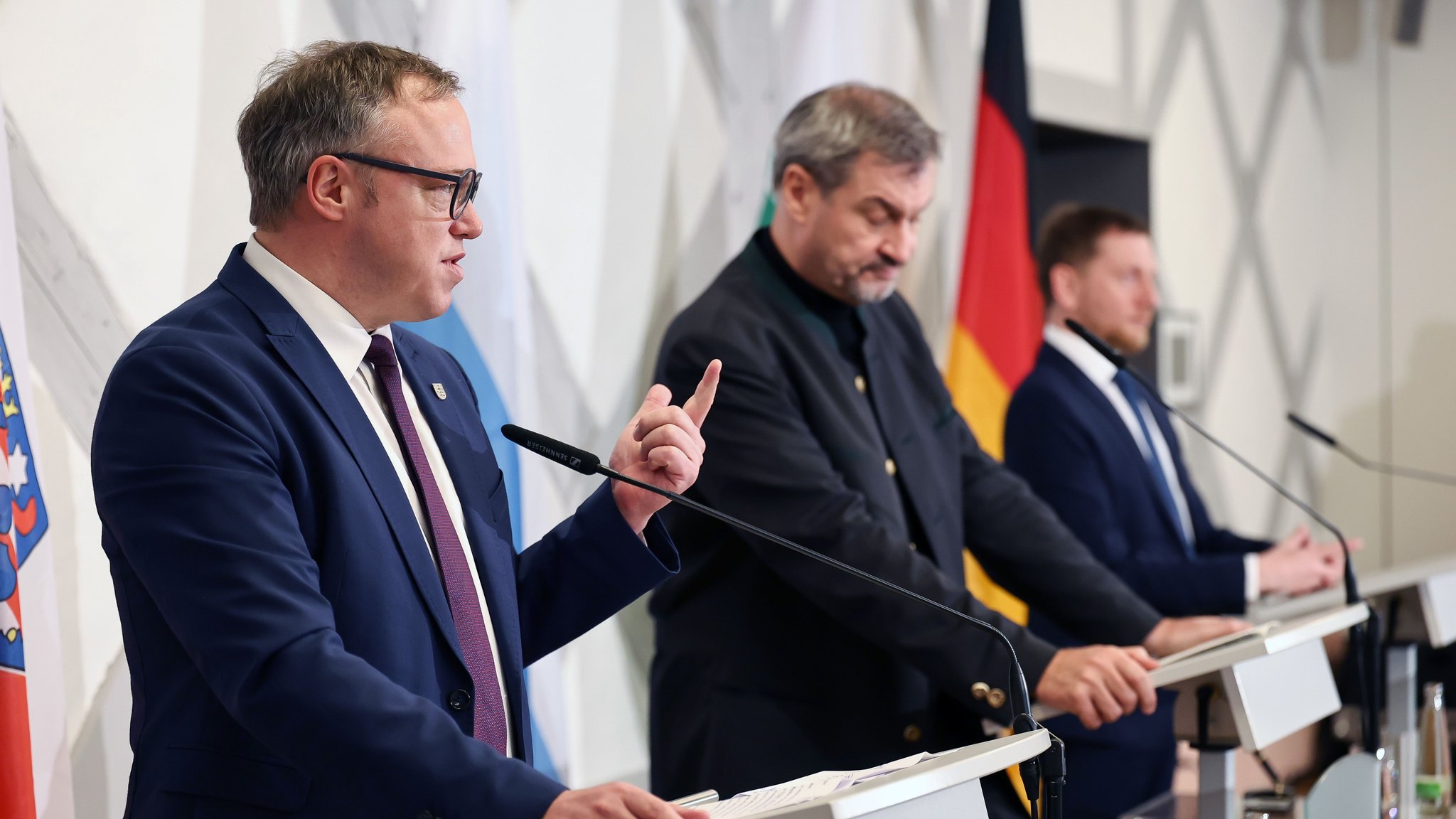 Thüringens Ministerpräsident Mario Voigt (l-r, CDU), Bayerns Ministerpräsident Markus Söder (CSU) und Sachsens Ministerpräsident Michael Kretschmer (CDU) in Kronach