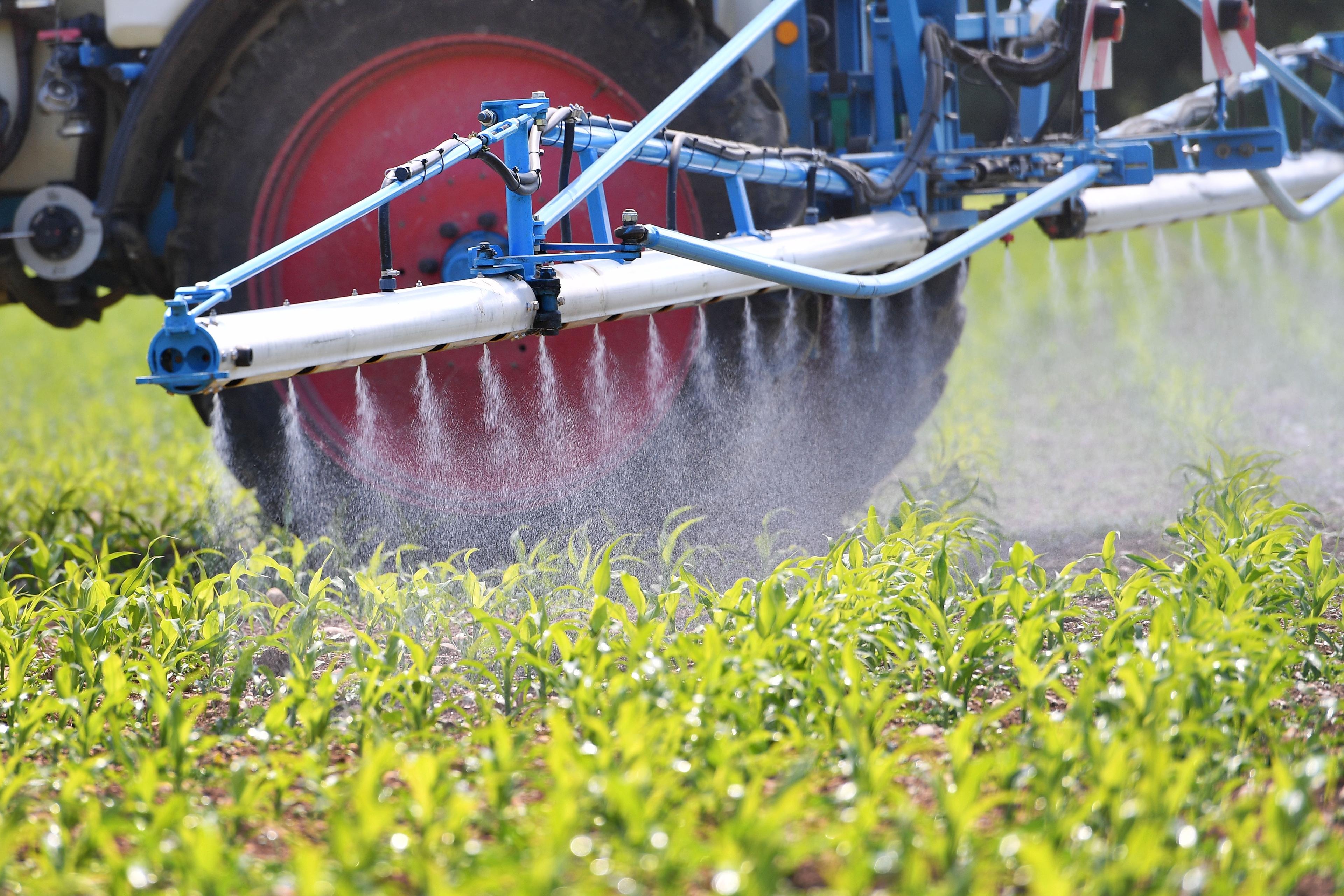 Ein Landwirt bringt ein Pflanzenschutzmittel auf einem Feld aus