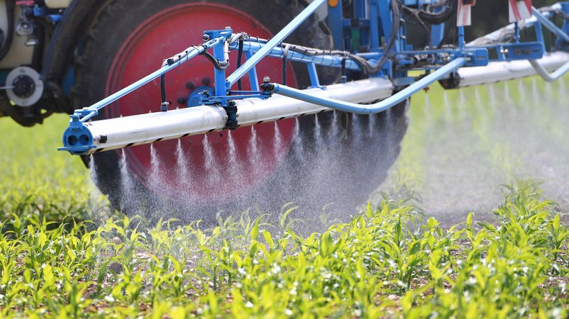 Ein Landwirt bringt ein Pflanzenschutzmittel auf einem Feld aus | Bild: picture alliance / SvenSimon | FrankHoermann Ein Landwirt bringt ein Pflanzenschutzmittel auf einem Feld aus