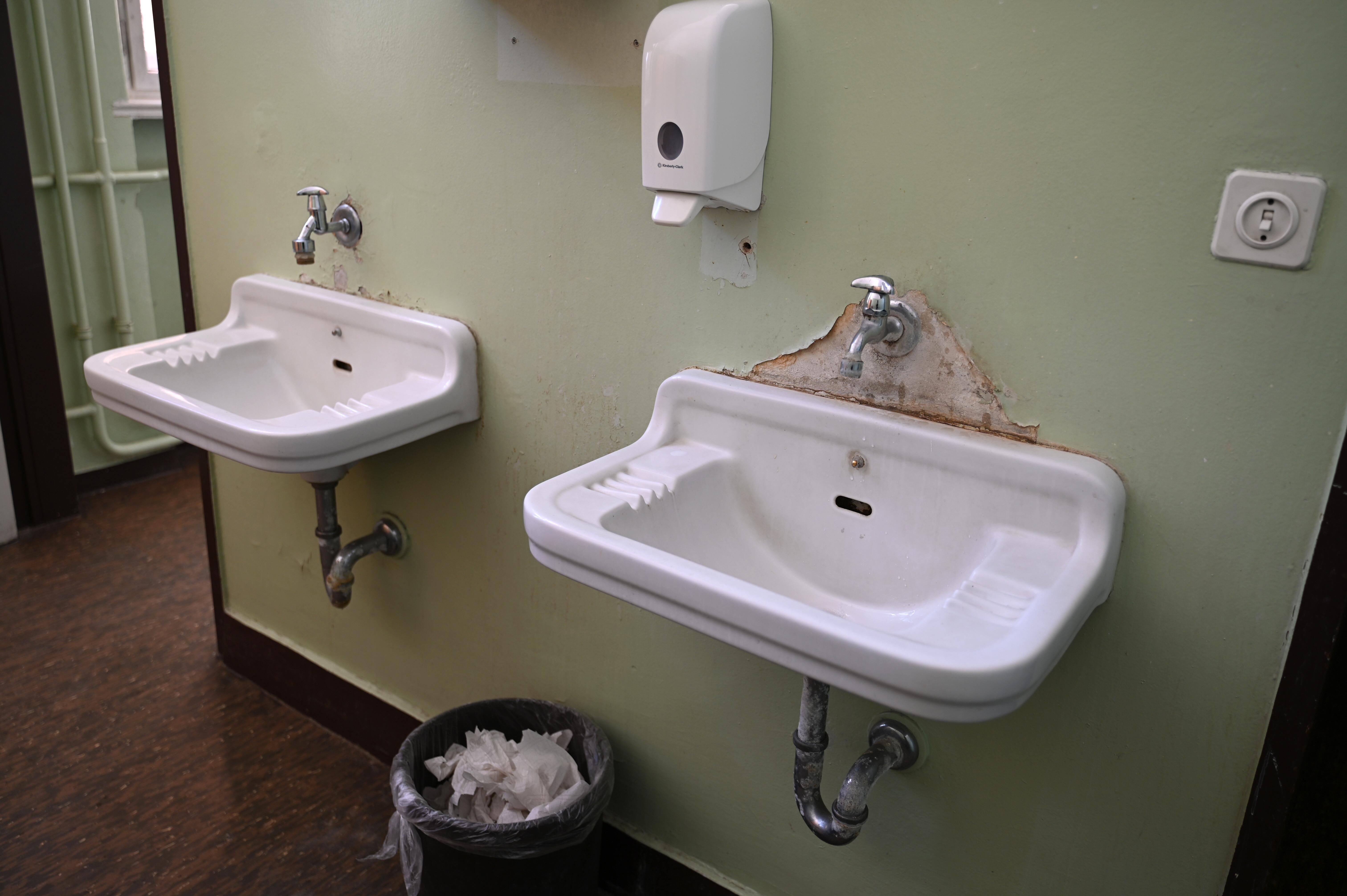 (Symbolbild) Zwei Waschbecken mit großen Wasserflecken in der Schultoilette.