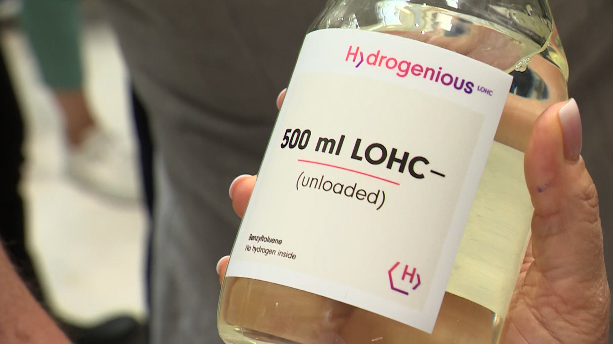 LOHC (engl. Liquid Organic Hydrogen Carrier), ein flüssiger, organischer Wasserstoffträger