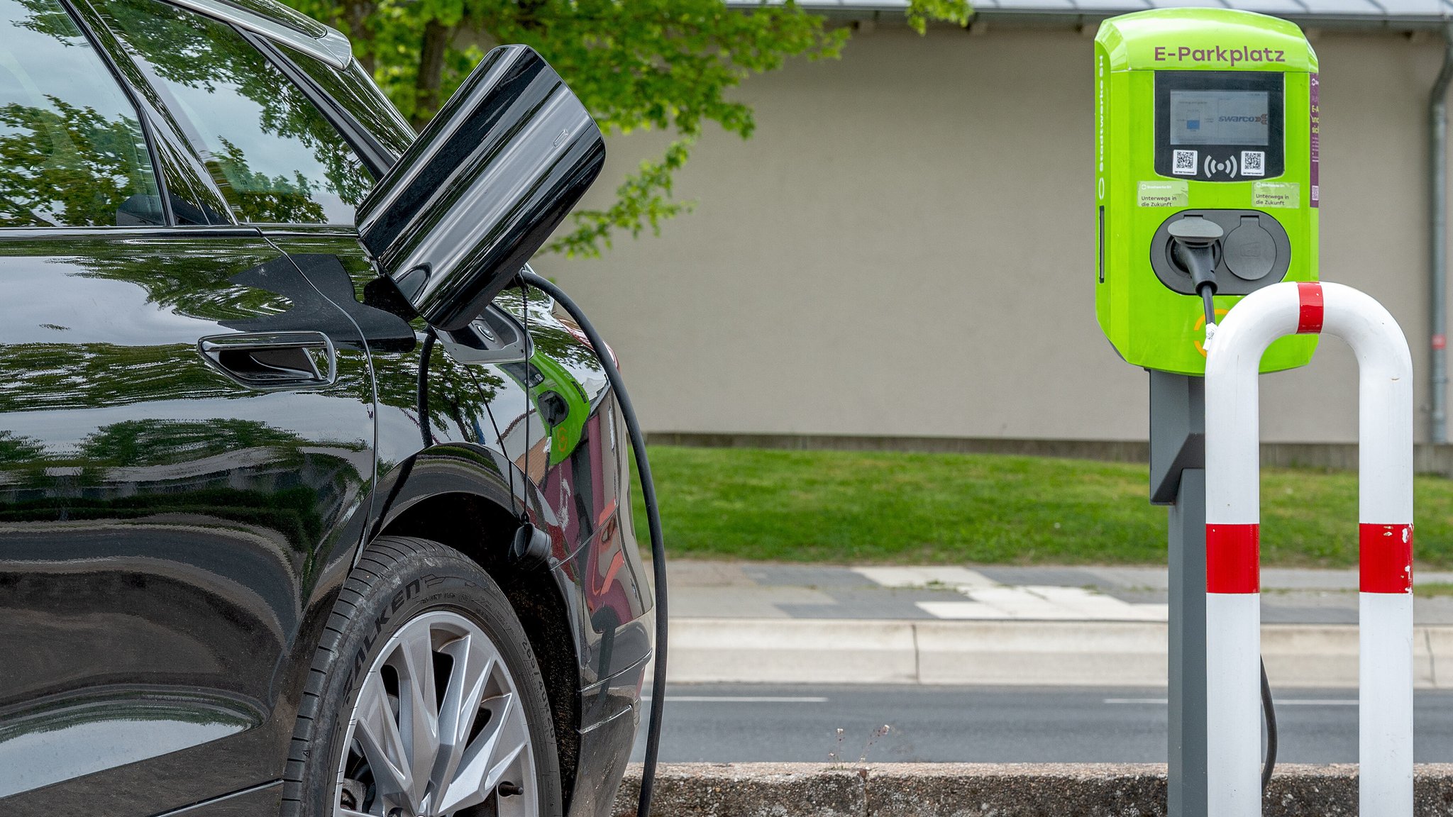 Elektroauto an der Ladesäule | Bild: picture alliance / Torsten Sukrow Elektroauto an der Ladesäule
