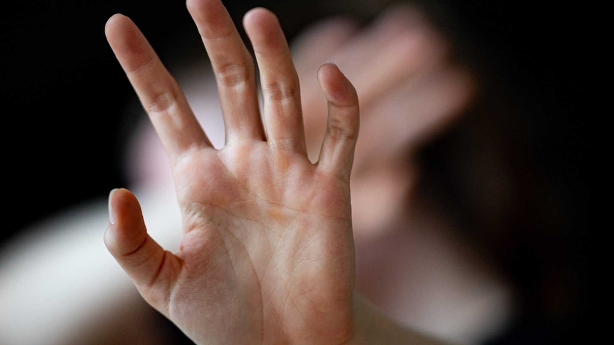 (Symbolbild) Jemand hält schützend eine Hand vor sich, der Hintergrund ist verschwommen | Bild: dpa-Bildfunk/Fabian Sommer (Symbolbild) Jemand hält schützend eine Hand vor sich, der Hintergrund ist verschwommen