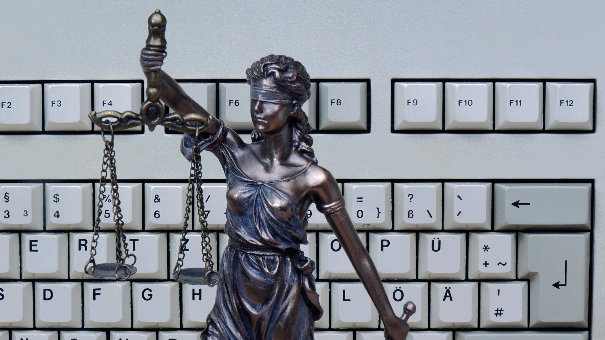 Justitia: Künftig digital und automatisch? | Bild: picture alliance / ZB | Sascha Steinach Justitia: Künftig digital und automatisch?