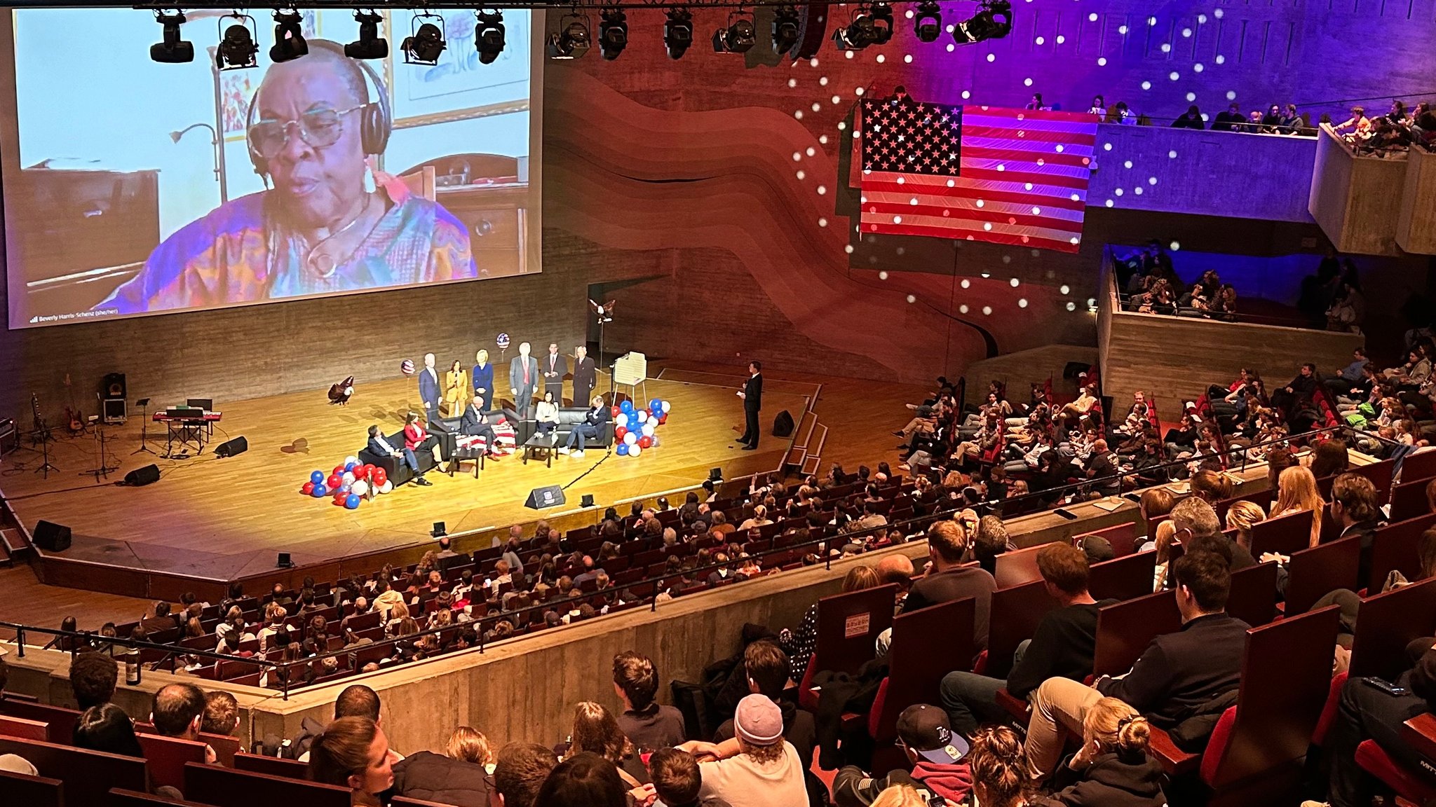 Studierende verfolgen die US-Wahlnacht im Audimax der Universität Regensburg.