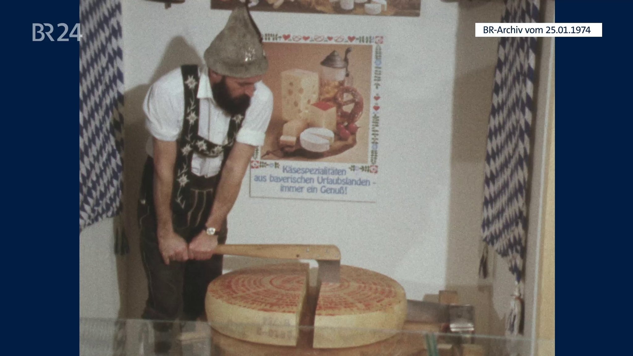 Großer Käselaib wird geteilt | Bild: BR-Archiv Großer Käselaib wird geteilt