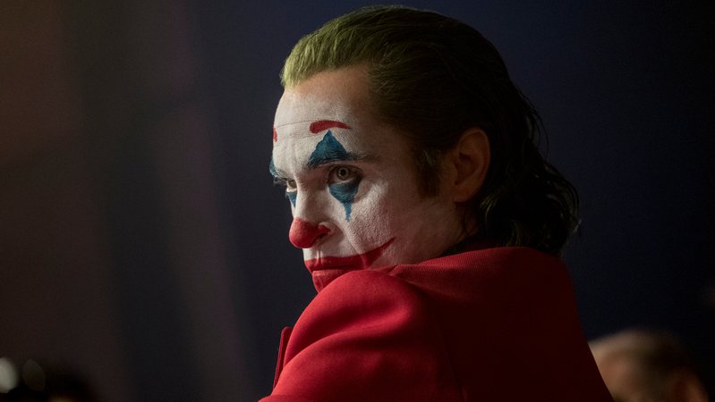 Joaquin Phoenix als Gelegenheitsclown Arthur, der durch eine Kette von unglücklichen Zufällen zum Psychopathen mutiert in "Joker". (Filmszene)