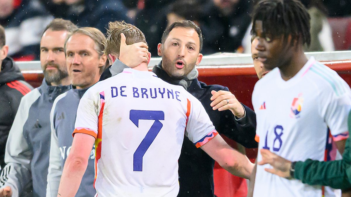 Belgiens Trainerteam: Coach Domenico Tedesco umarmt Kevin de Bruyne, daneben sein Co Thomas Schneider (2.v.l.) und Torwarttrainer Max Urwantschky