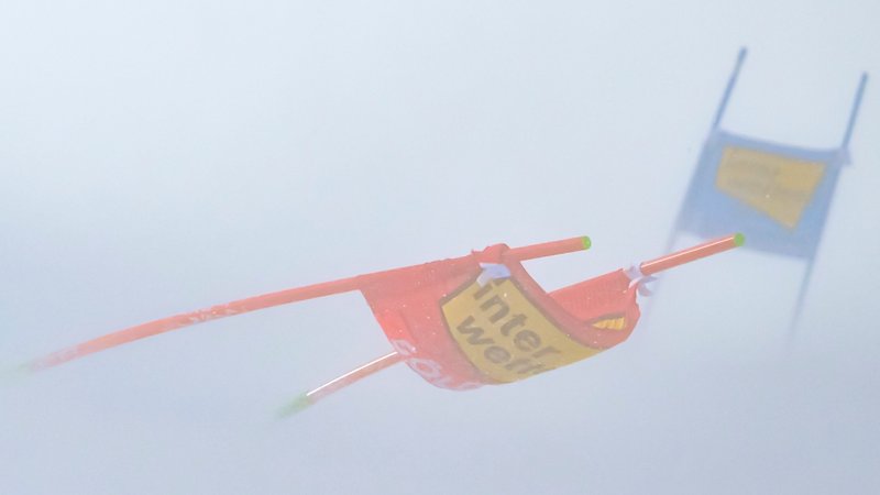 29.10.2023, Österreich, Sölden: Ski alpin: Weltcup, Riesenslalom, Herren, 1. Durchgang: Starker Wind bläst über die Piste, während der erste Lauf unterbrochen wird. Foto: Martin Baumann/TASR/dpa +++ dpa-Bildfunk +++
