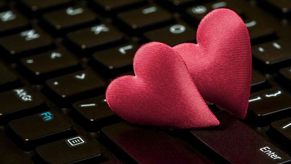 Zwei Herzen auf einer Tastatur (Symbolbild)