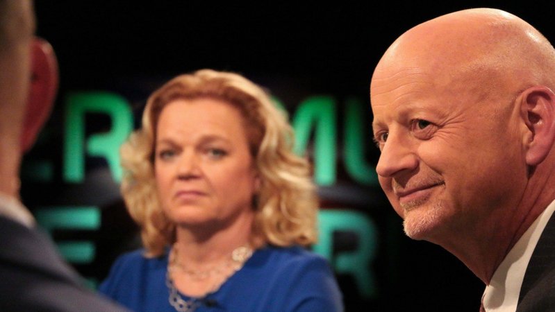 v.l.n.r. Bartley Großerichter, Gründerin von Munich Dialogues on Democracy und Prof. Stephan Bierling, Politikwissenschaftler, Universität Regensburg | Bild: Cosima Weiske/BR v.l.n.r. Bartley Großerichter, Gründerin von Munich Dialogues on Democracy und Prof. Stephan Bierling, Politikwissenschaftler, Universität Regensburg