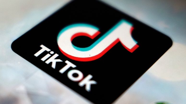 US-Präsident Biden hat diese Woche das Ende der Video-App TikTok in den USA besiegelt. Sollte es dem chinesischen Mutterkonzern Bytedance nicht gelingen, die Plattform innerhalb eines Jahres zu verkaufen, wird die App aus den US-Appstores verbannt. | Bild:dpa-Bildfunk/Kiichiro Sato