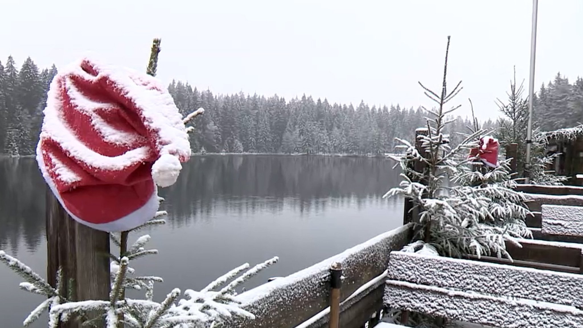 Weihnachtsmütze auf Zaunpfal.