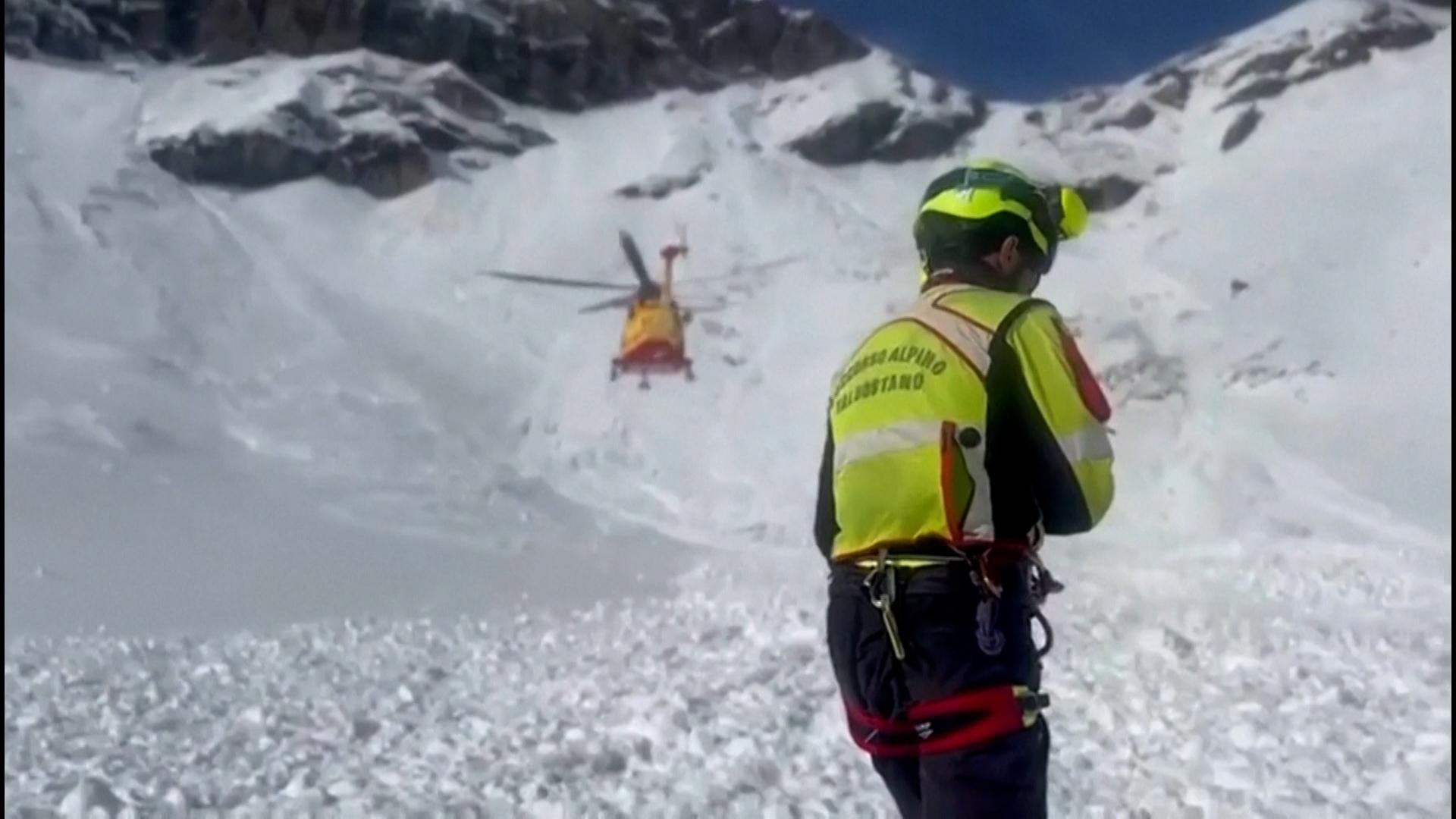 Retter nach Lawinenabgang im Einsatz