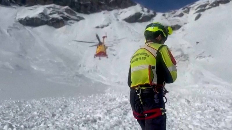 Retter nach Lawinenabgang im Einsatz | Bild: BR Retter nach Lawinenabgang im Einsatz