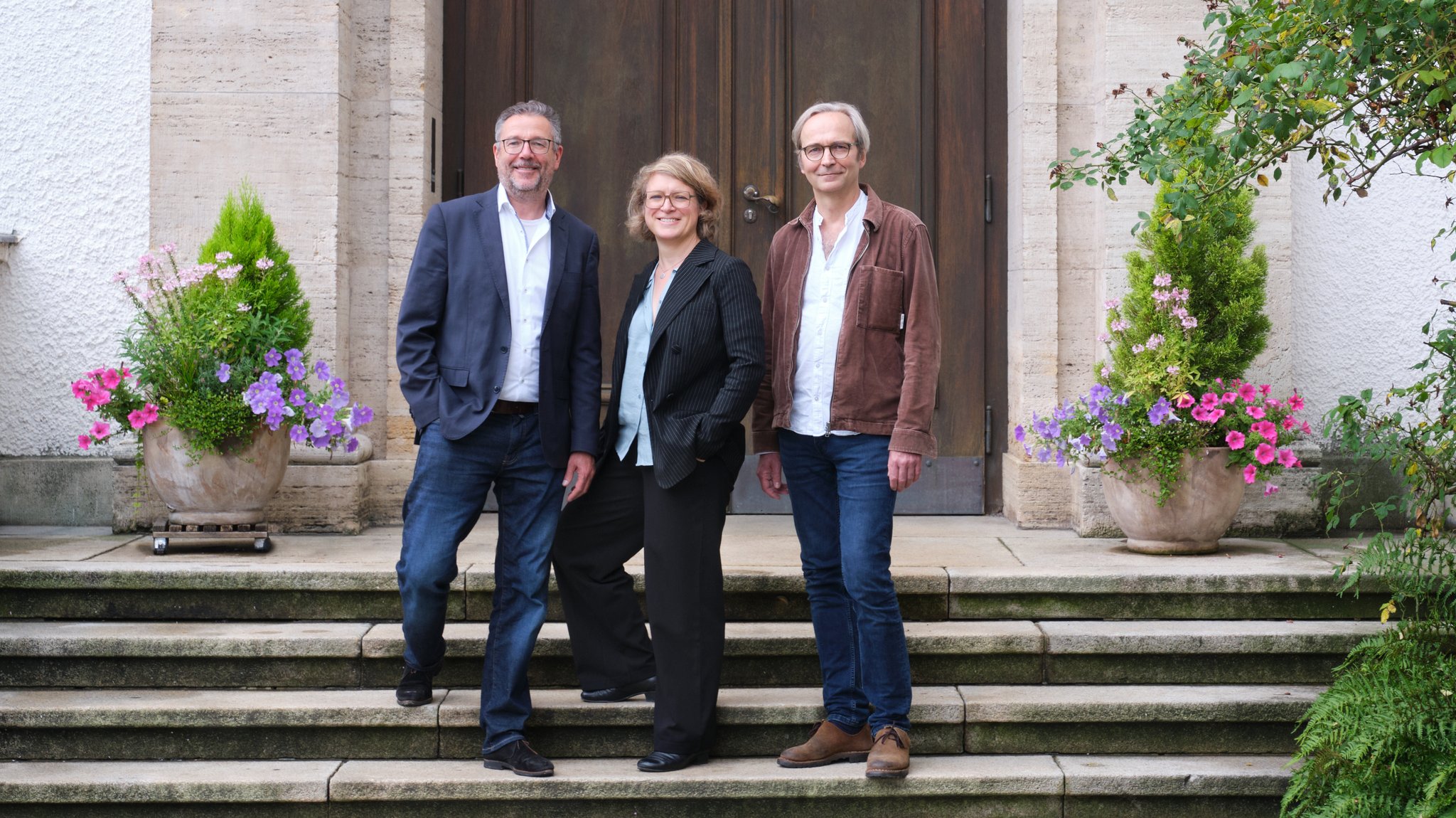 Die beiden Mitglieder der Betroffenengruppe, Georg Rieperdinger (links) und Johannes Koch (rechts) sowie Projektleiterin Judith Dubiski.