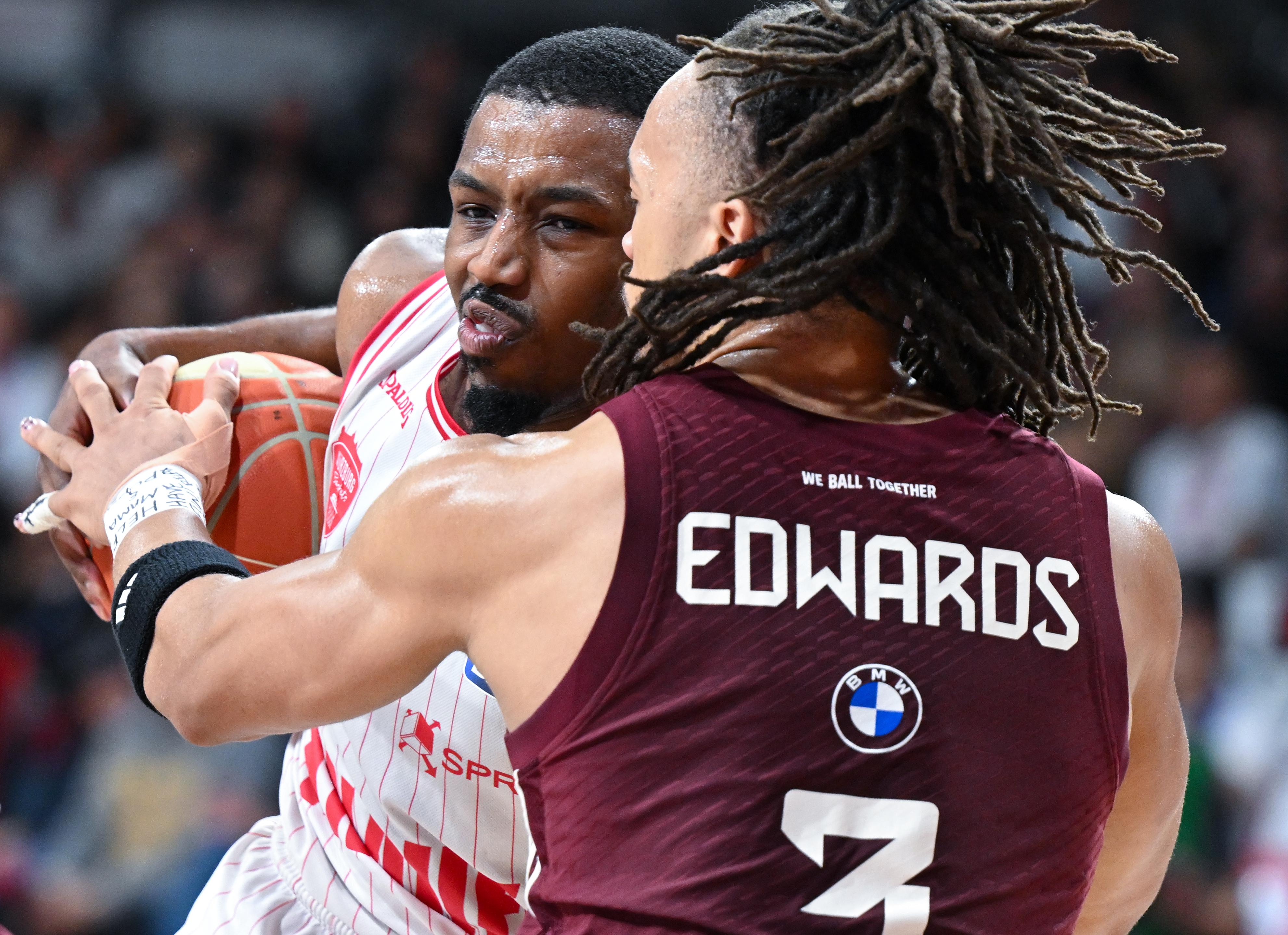 Carsen Edwards (r) von Bayern und Isaiah Washington von Würzburg kämpfen um den Ball. 