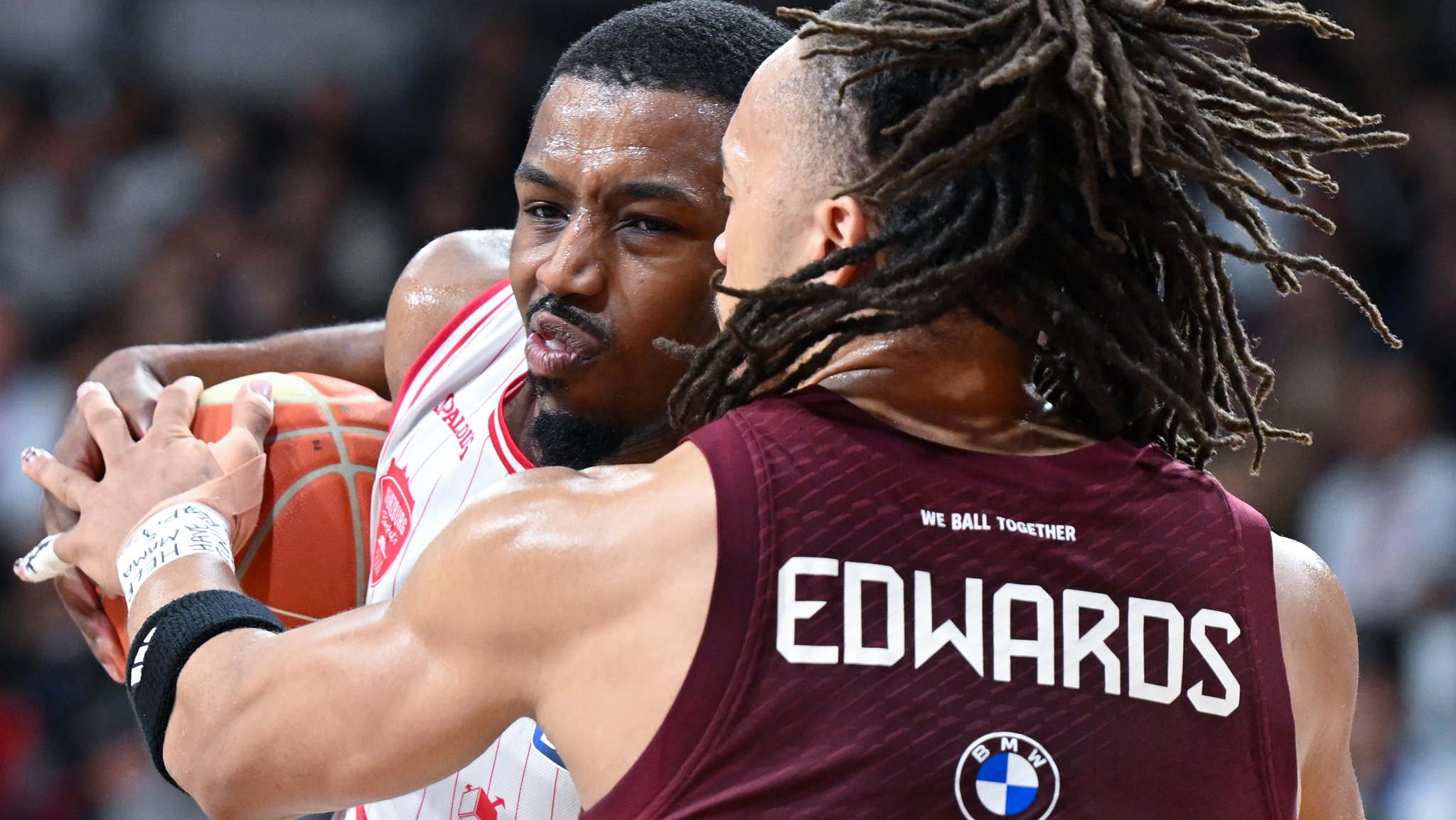 Carsen Edwards (r) von Bayern und Isaiah Washington von Würzburg kämpfen um den Ball. 