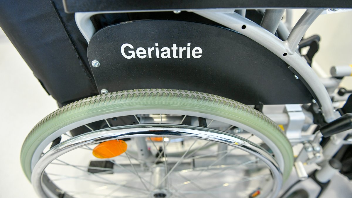 Rollstuhl mit der Aufschrift "Geriatrie" (Symbolbild)