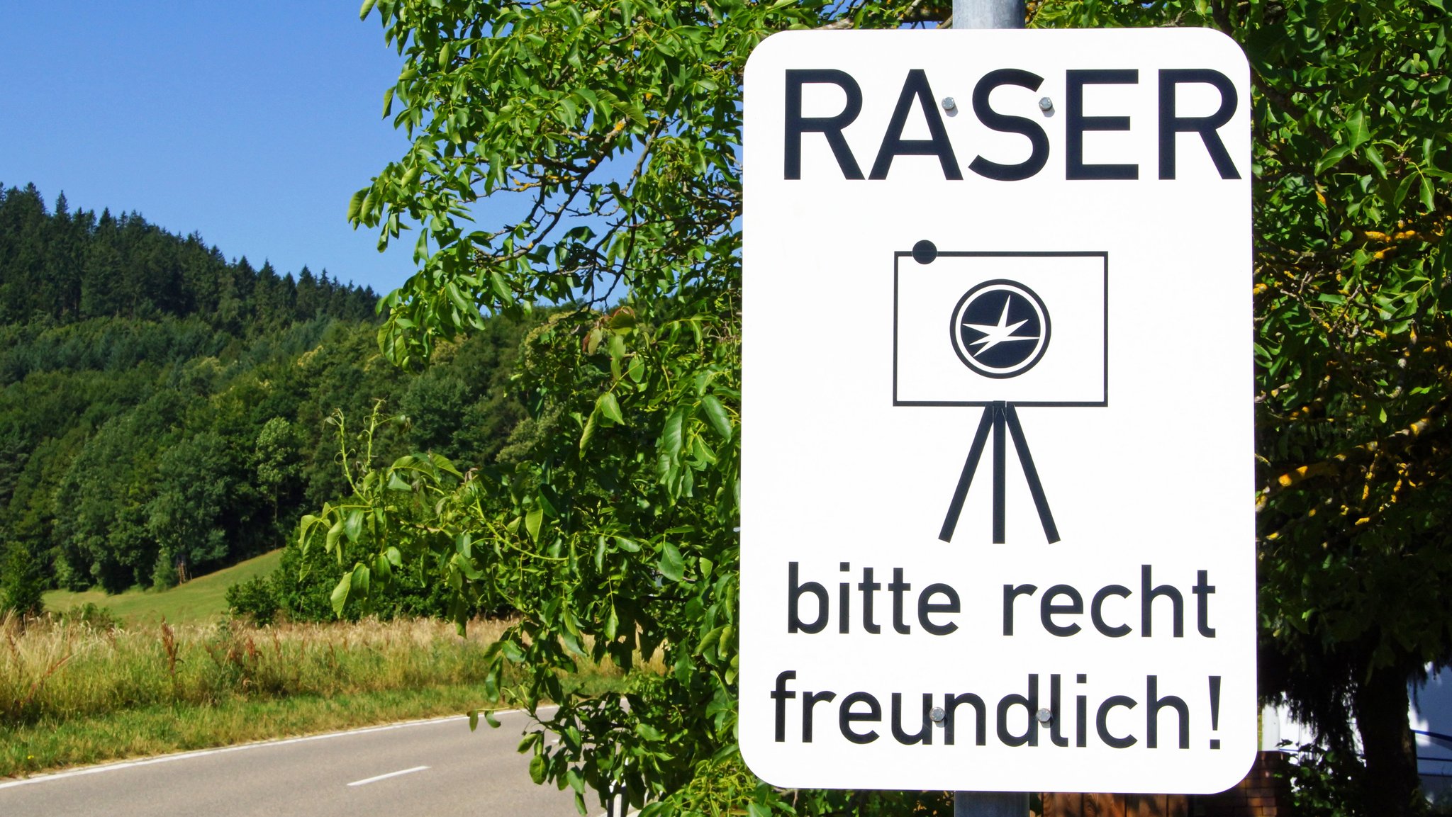 Ein Schild "Raser - bitte recht freundlich".