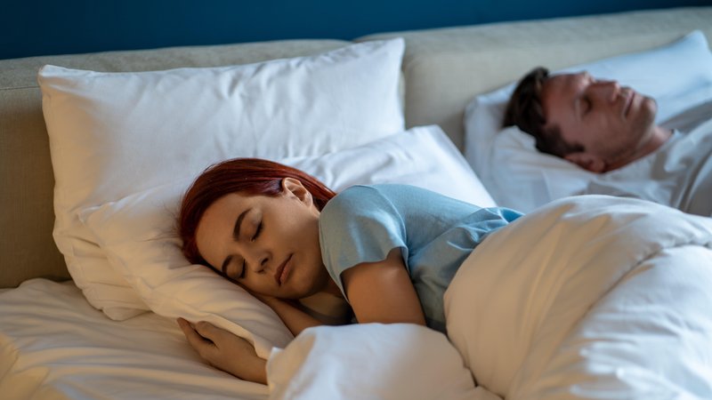 Zwei Personen schlafen nebeneinander | Bild: picture alliance/ Zoonar/ Dmitrii Marchenko Zwei Personen schlafen nebeneinander