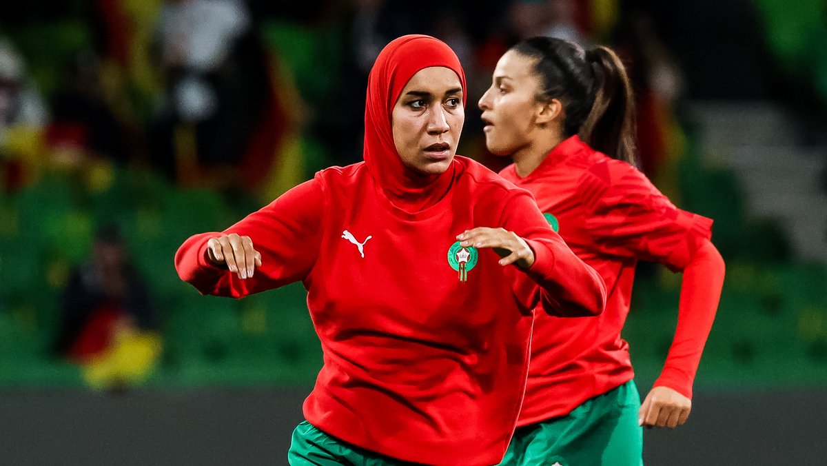 Mit Nouhaila Benzina tritt erstmals eine Frau mit einer traditionellen islamischen Kopfbedeckung bei einer WM an, dem Hidschab. 