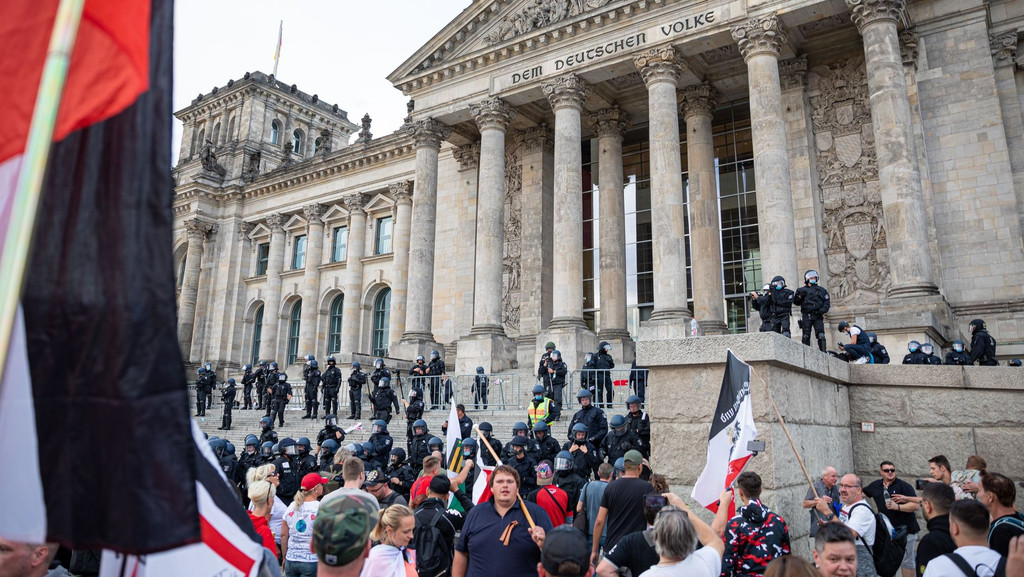 Auf einer Corona-Demonstration im August 2020 stürmten rechte Demonstranten die Stufen zum Reichstag in Berlin. 