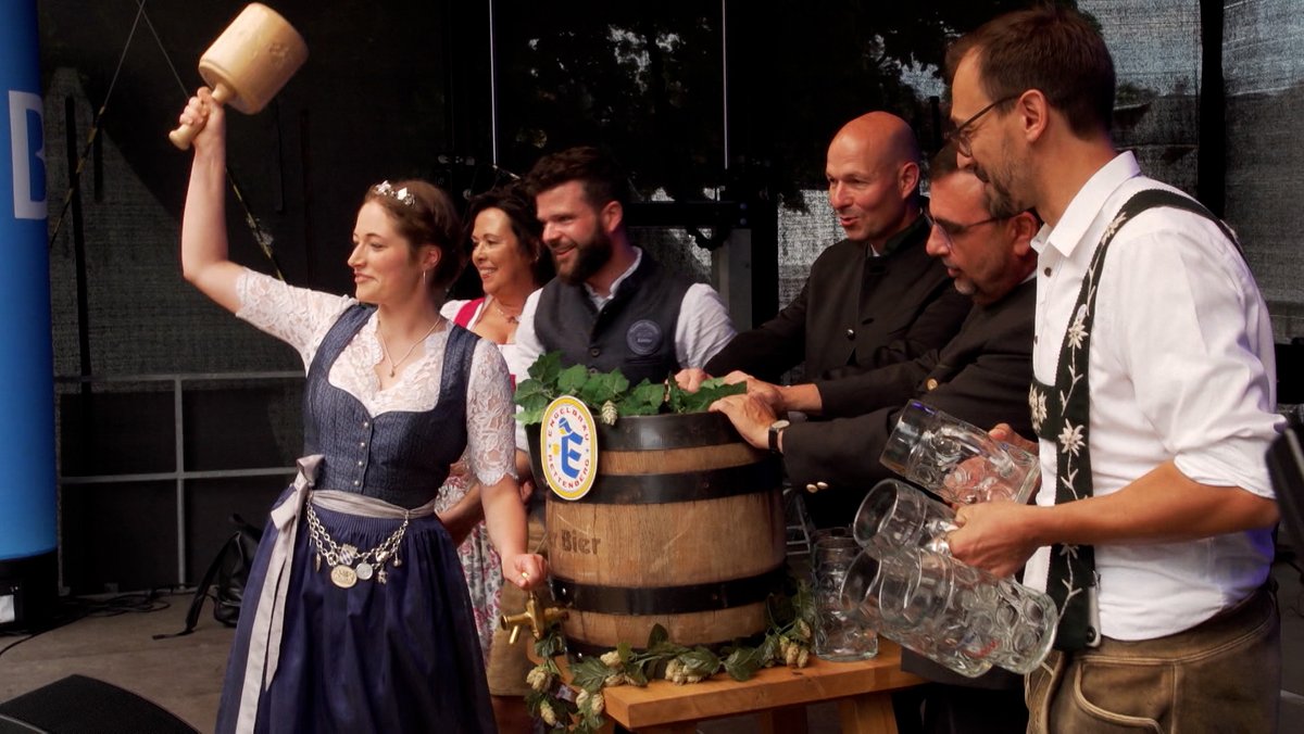 Zwei Schläge brauchte Bayerns Bierkönigin Mona Sommer für den Anstich bei der Allgäuer Festwoche.