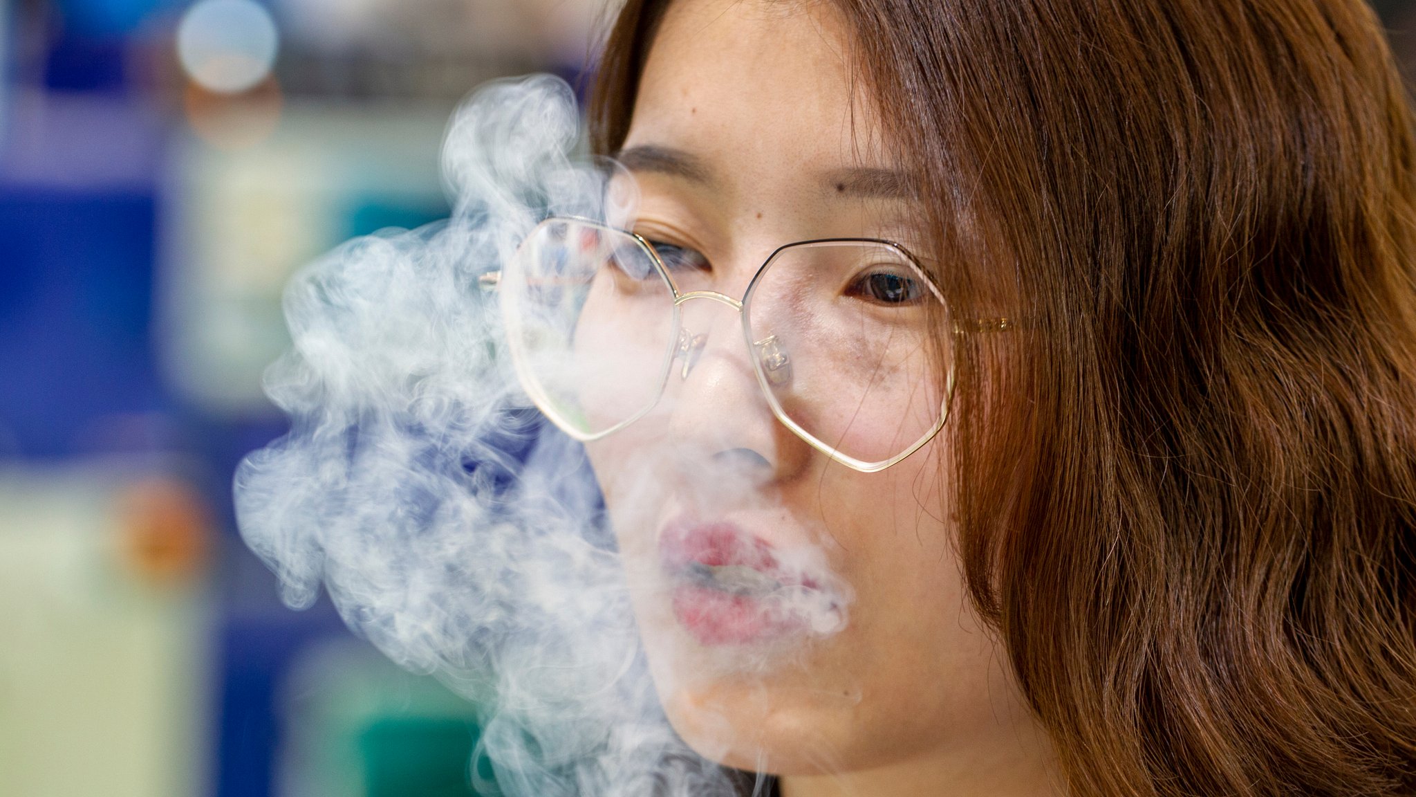 Vapen ist nicht harmlos: Eine Person konsumiert eine E-Zigarette. Studien zeigen Gesundheitsrisiken besonders für Kinder und Jugendliche.