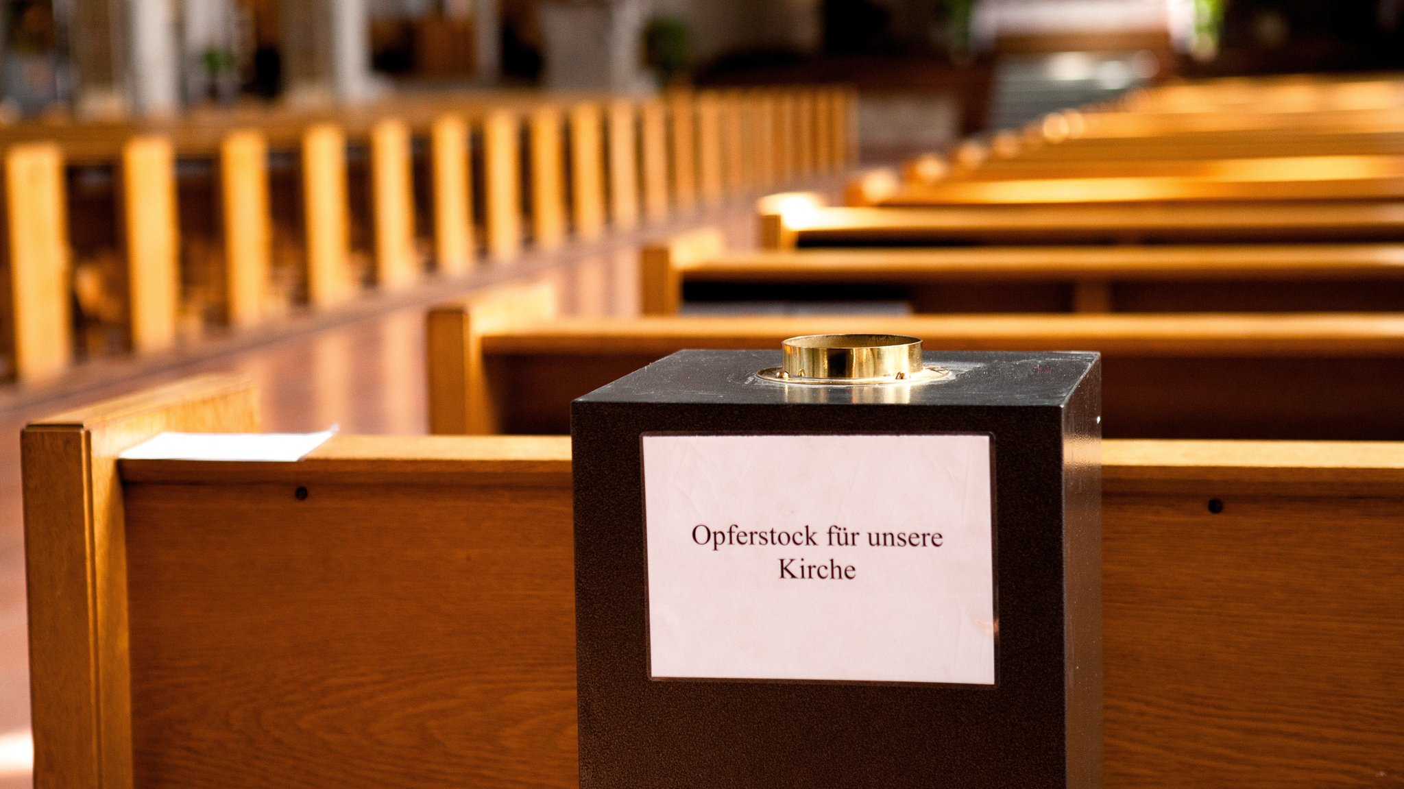 Symbolbild: Opferstock in einer Kirche