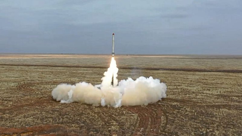 Dieses vom Pressedienst des russischen Verteidigungsministeriums zur Verfügung gestellte Videostandbild zeigt eine russische Iskander-K-Rakete