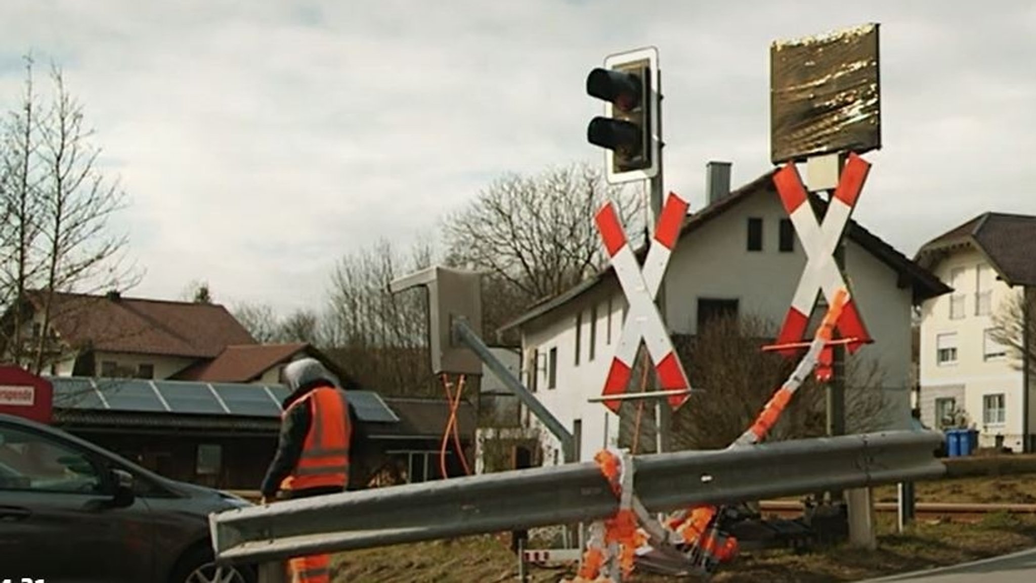 Bahnschranke in Neukirchen am Inn wird per Hand bedient