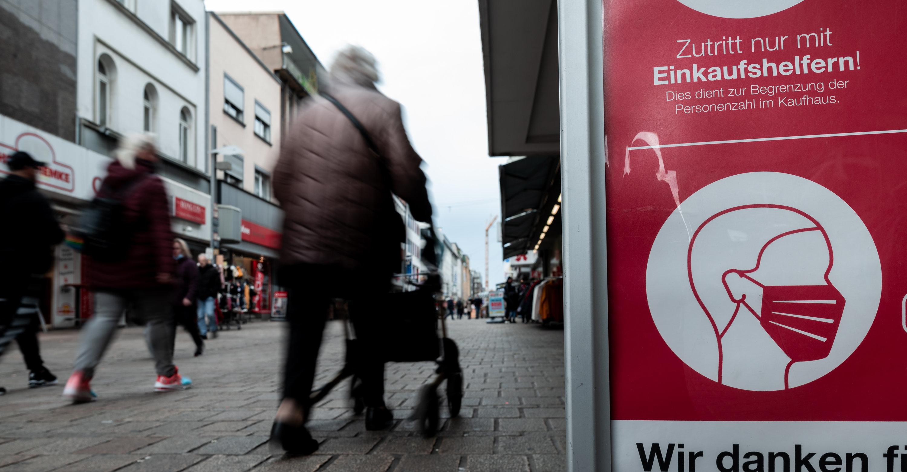 dpatopbilder - 20.10.2020, Nordrhein-Westfalen, Oberhausen: Menschen laufen über die Markstraße in der Innenstadt, wo ein Schild auf die Maskenpflicht hinweist. Die Stadt Oberhausen ist laut Robert Koch-Institut über die wichtige Corona-Kennzahl von 50 gekommen, womit nun das gesamte Ruhrgebiet als Risikogebiet gilt. Foto: Fabian Strauch/dpa +++ dpa-Bildfunk +++ | Bild:dpa-Bildfunk/Fabian Strauch