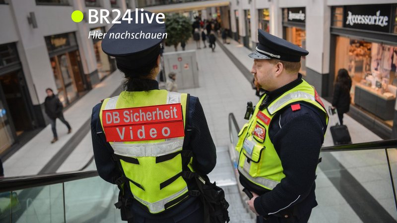 Zwei Polizisten stehen am Nürnberger Bahnhof und beobachten die Lage. | Bild: picture alliance / Nicolas Armer/dpa | Nicolas Armer Zwei Polizisten stehen am Nürnberger Bahnhof und beobachten die Lage.