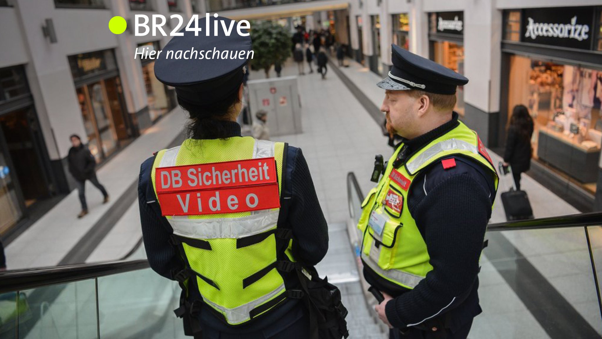 Zwei Polizisten stehen am Nürnberger Bahnhof und beobachten die Lage.