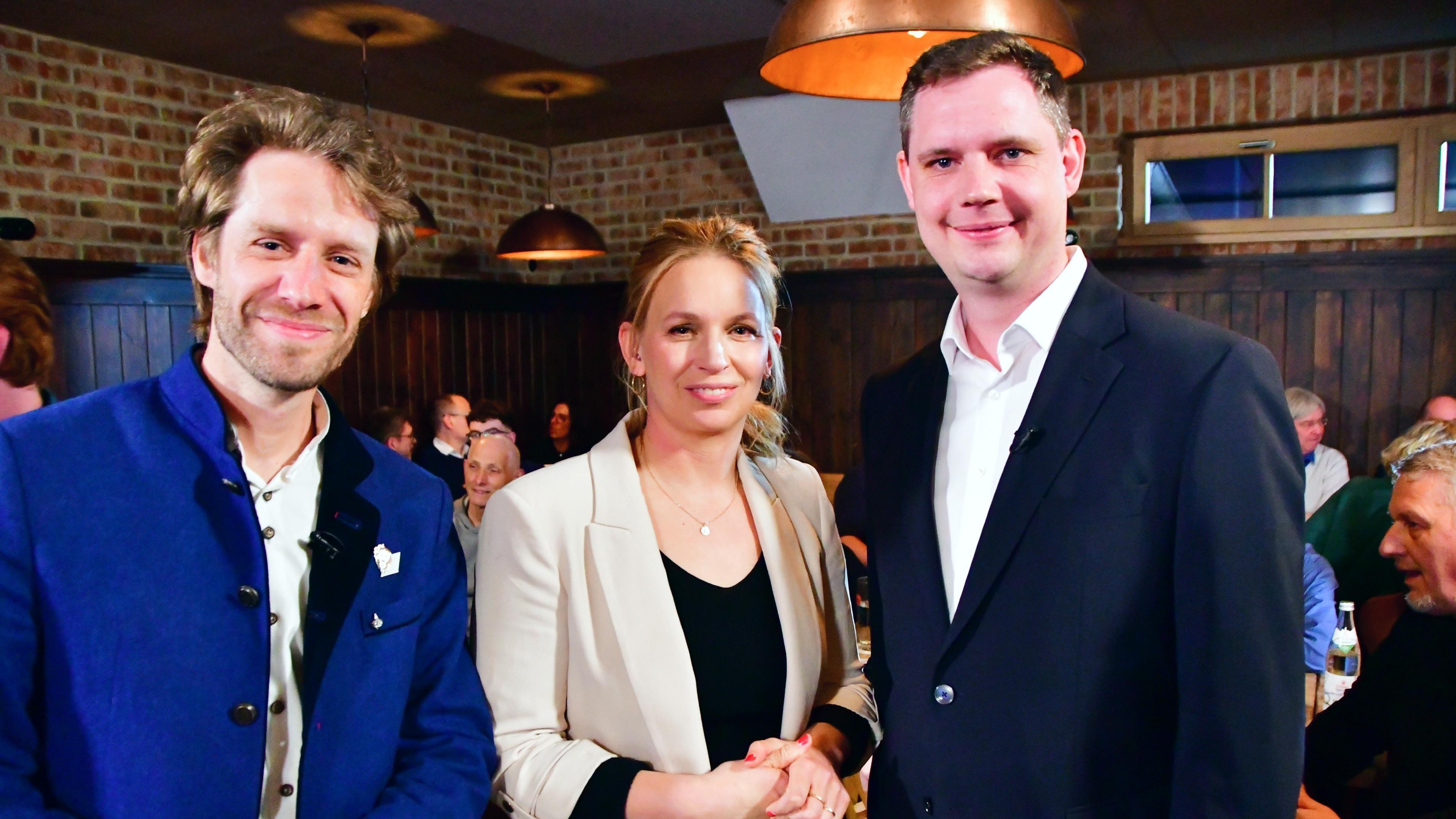 Teures Wohnen und der Kampf um Arbeitsplätze - das waren zwei der wichtigsten Themen im Wahlkampf. Vor Ort diskutieren die beiden Kontrahenten mit den Bürgerinnen und Bürgern.