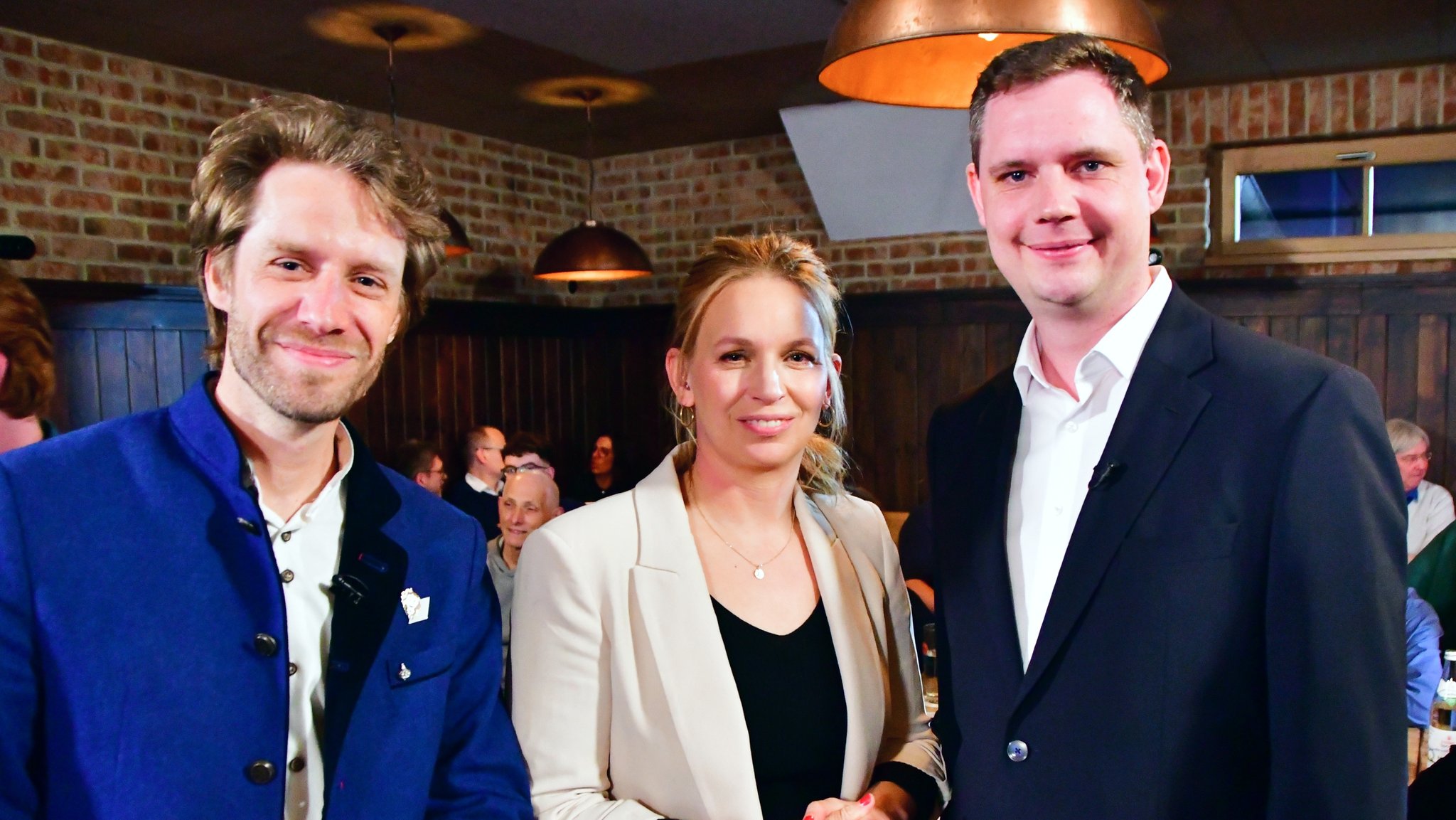 Teures Wohnen und der Kampf um Arbeitsplätze - das waren zwei der wichtigsten Themen im Wahlkampf. Vor Ort diskutieren die beiden Kontrahenten mit den Bürgerinnen und Bürgern.