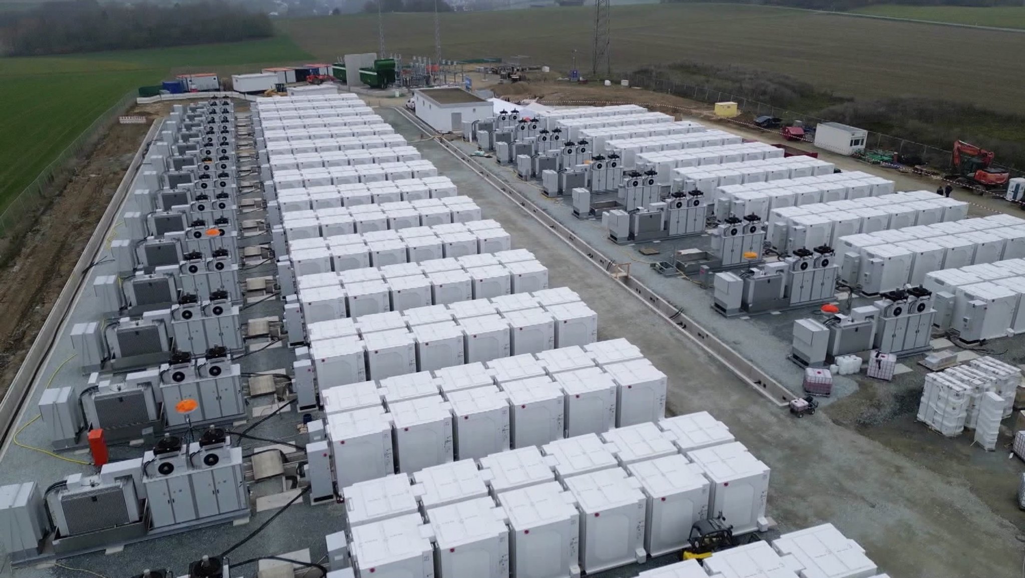 Ein Batteriespeicher mit mehreren Zellen, wie er nun auch bei Ansbach entsteht.