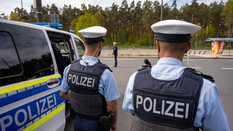 Polizisten führen an der deutsch-polnischen Grenze Kontrollen durch | Bild: picture alliance/dpa | Stefan Sauer Polizisten führen an der deutsch-polnischen Grenze Kontrollen durch