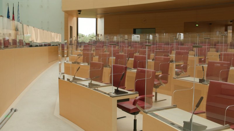 Leerer Plenarsaal im bayerischen Landtag