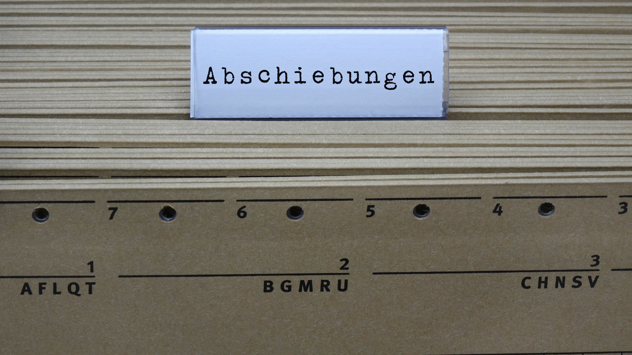 An einem Hängeregister steht der Schriftzug "Abschiebungen" (Symbolbild).