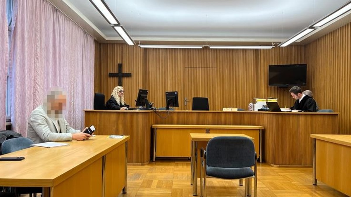 Der angeklagte Arzt vor dem Urteil im Gerichtssaal in Landsberg am Lech.