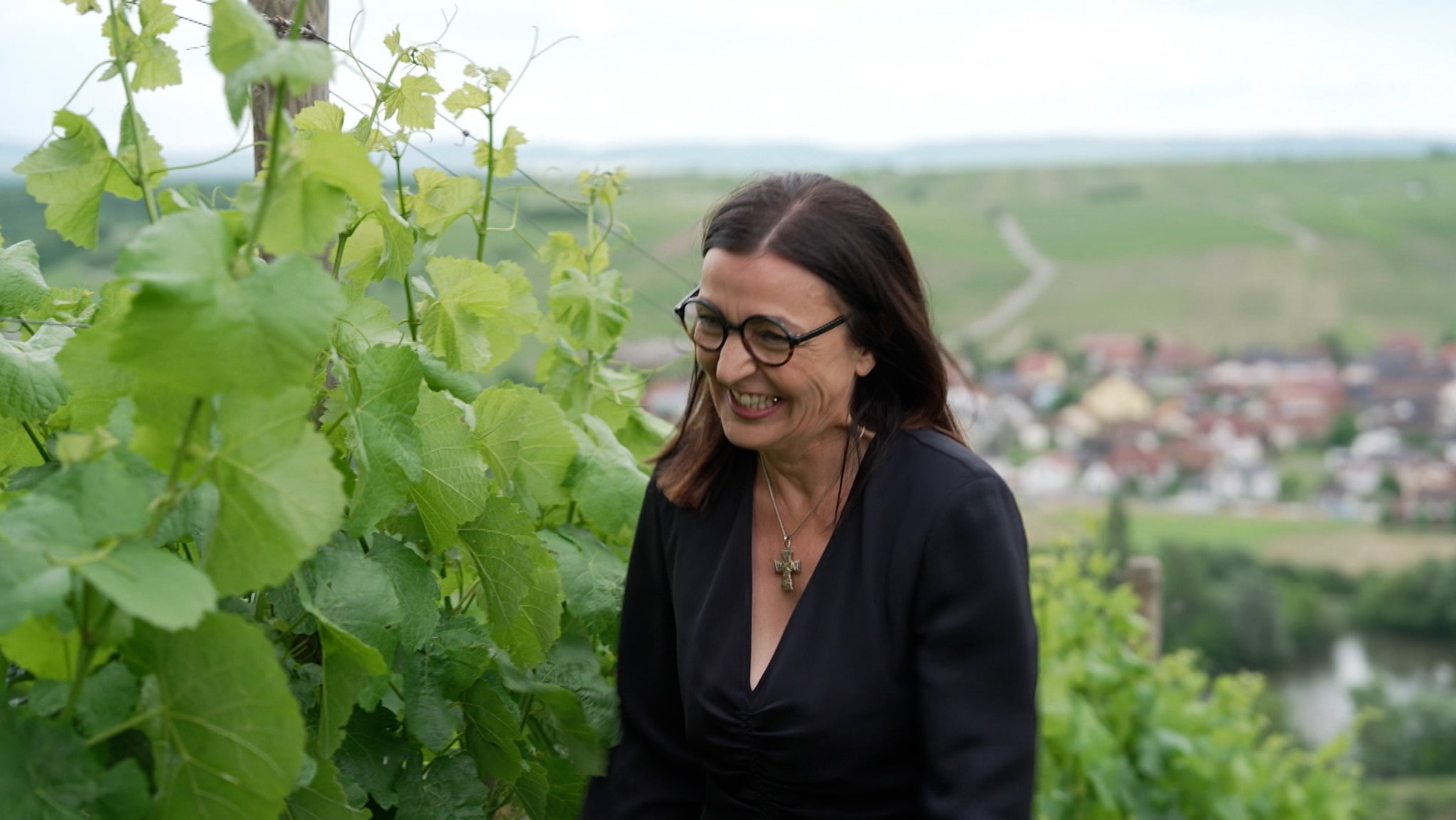 Auf dem Bild ist Barbara Becker in einem Weinberg zu sehen. | Bild: BR Auf dem Bild ist Barbara Becker in einem Weinberg zu sehen.