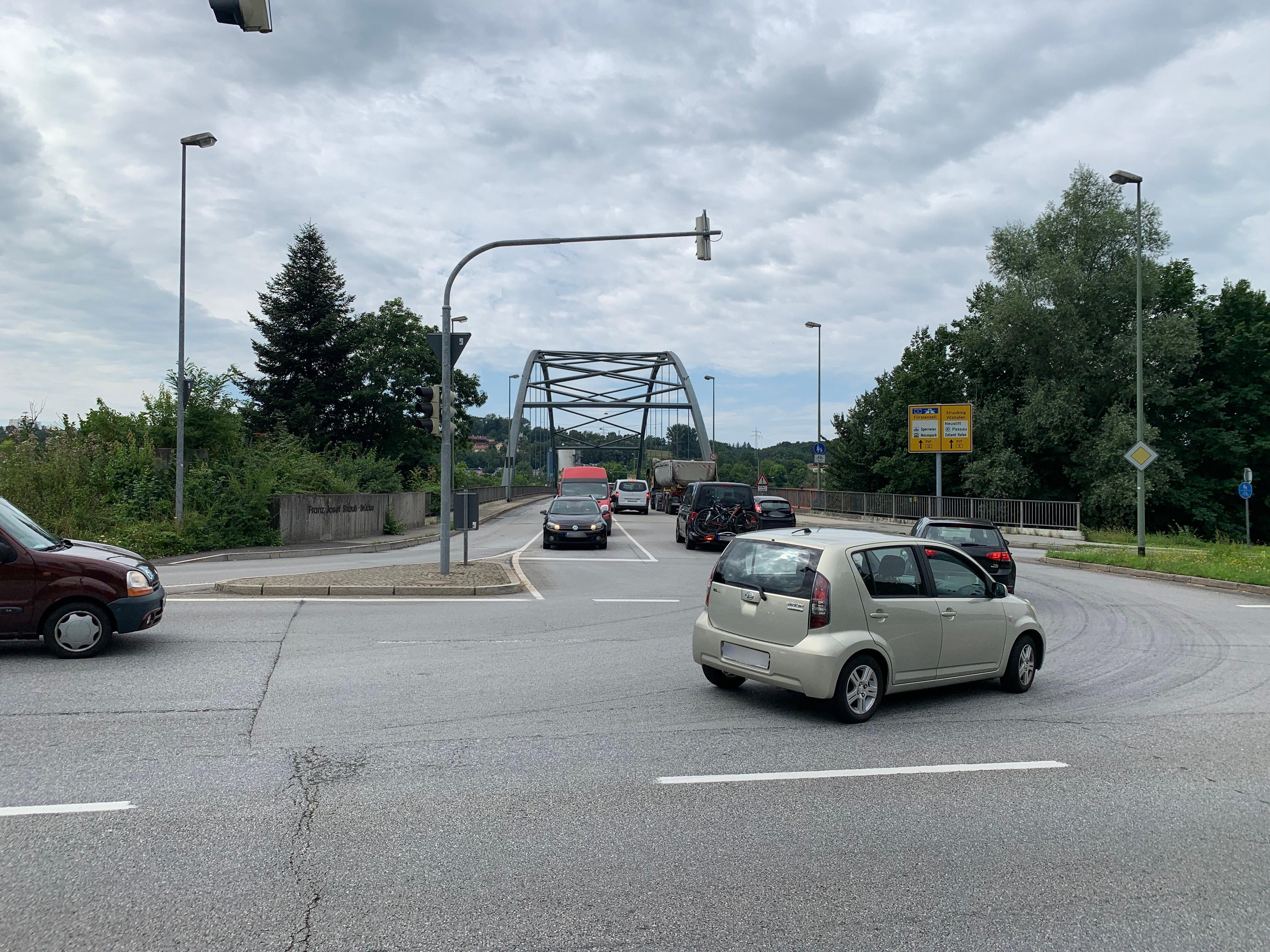 Franz-Josef-Strauß-Brücke In Passau Wird Erst Später Saniert | BR24